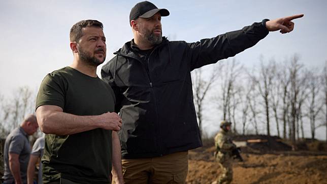 2024年4月9日，乌克兰总统泽连斯基（左）在哈尔科夫州视察新防御工事。路透社