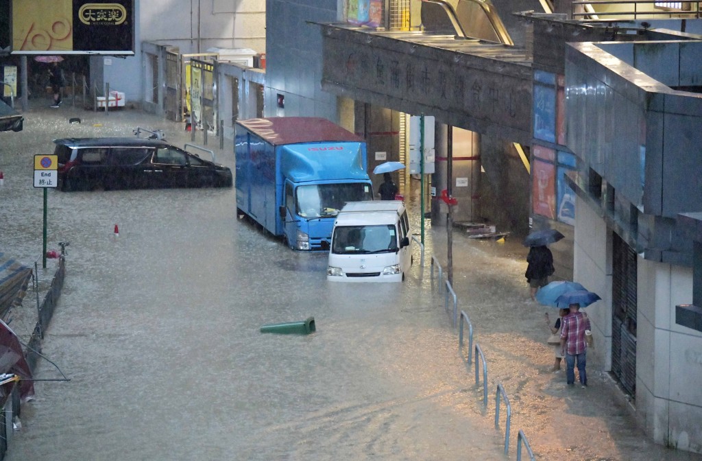 鰂魚涌街成澤國嚴重水浸，多輛汽車被困水中。