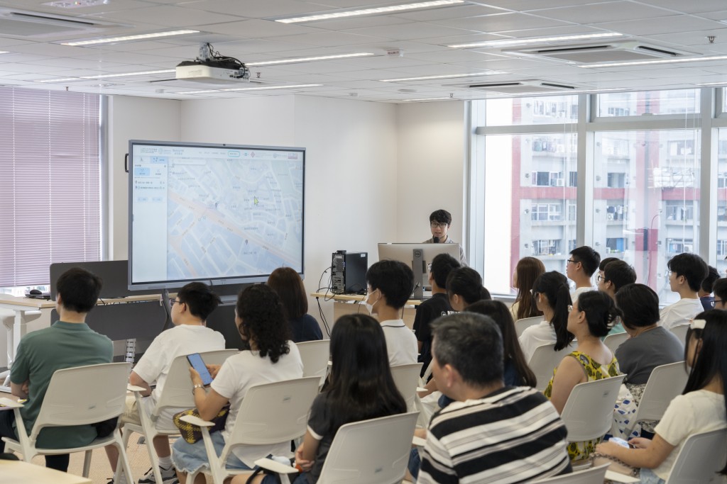 地理空間實驗室員工向參加者介紹空間數據共享平台入門網站(CSDI portal)。