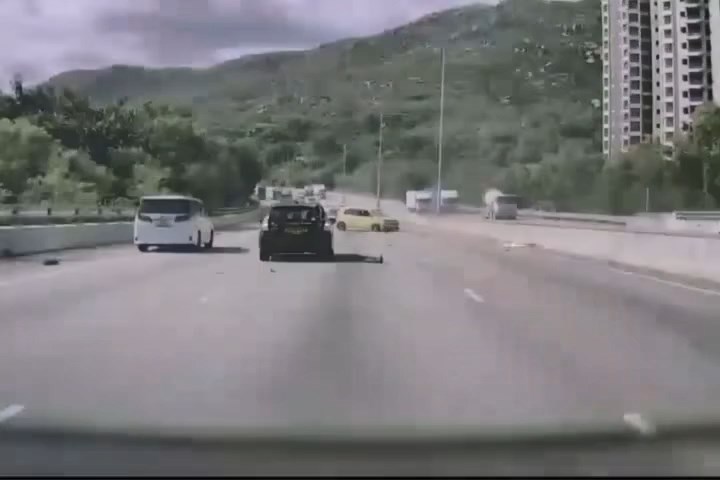 黃色私家車其後撞到快線前方私家車。網上片段截圖