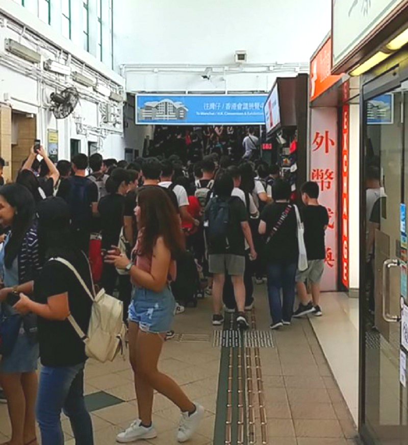 有身穿黑衣的市民坐船前往港島。Wai Leung Cheng圖片