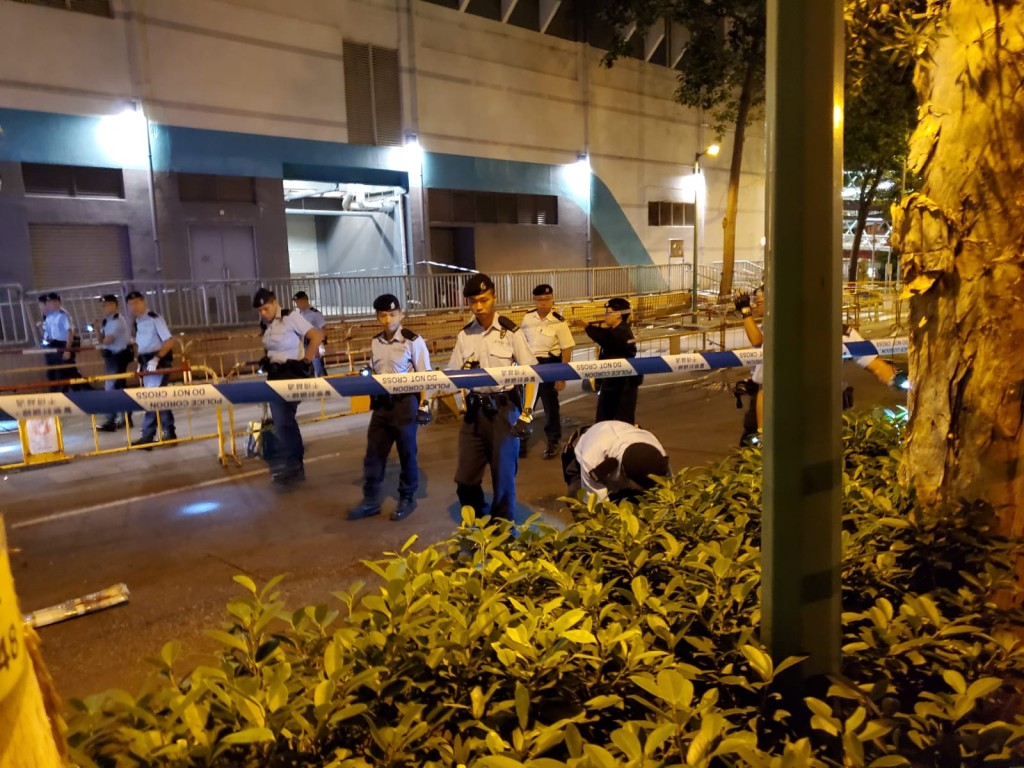 大批警員在場作地毯式搜索。