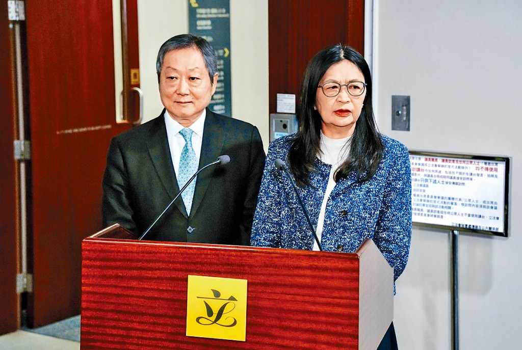 梁鳳儀(右)表示，對有傳「猴子軍團」違規抽新股，證監會已作出調查且採取監管行動。