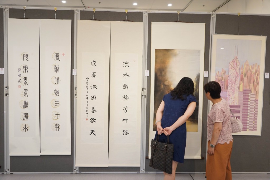 是次展覽展出香港、廈門百餘位書畫家作品。