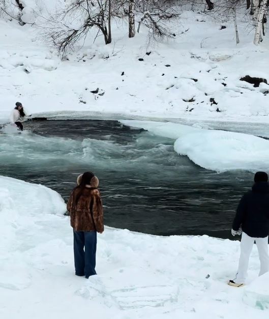 妇人为救落水女儿，也跌入河中被急流冲走。抖音＠小橙子