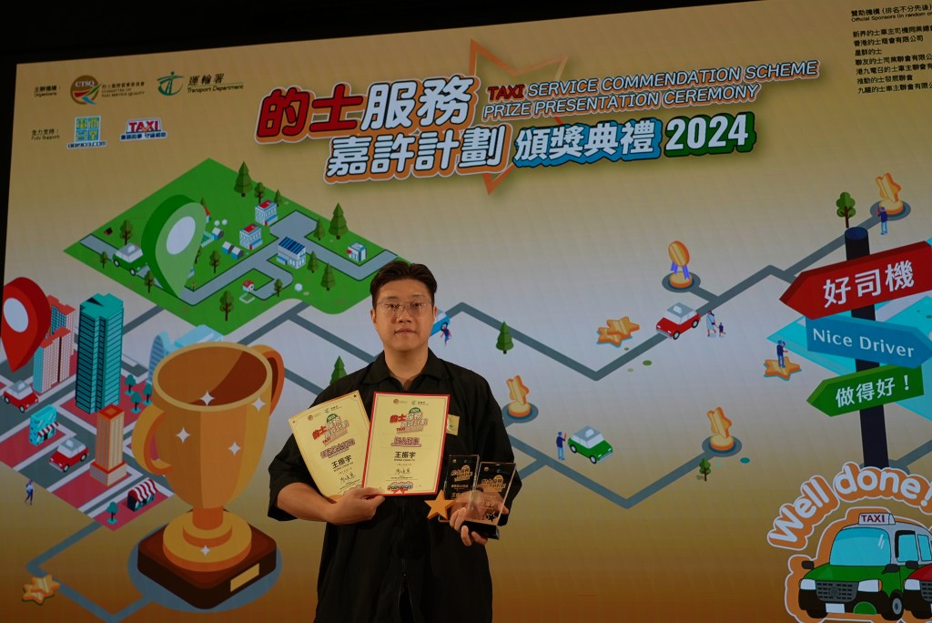 短短三年，Frankie兩度榮獲業界獎項，希望透過自己的故事，向廣大香港市民傳達：香港的士司機也能提供優質服務。