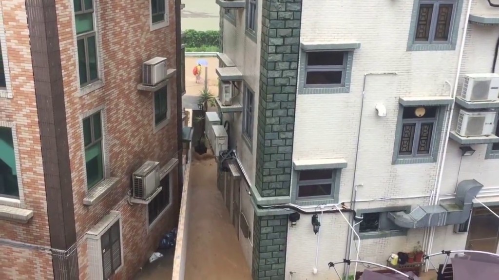 大尾督村變澤國,有村民被洪水圍困。影片截圖