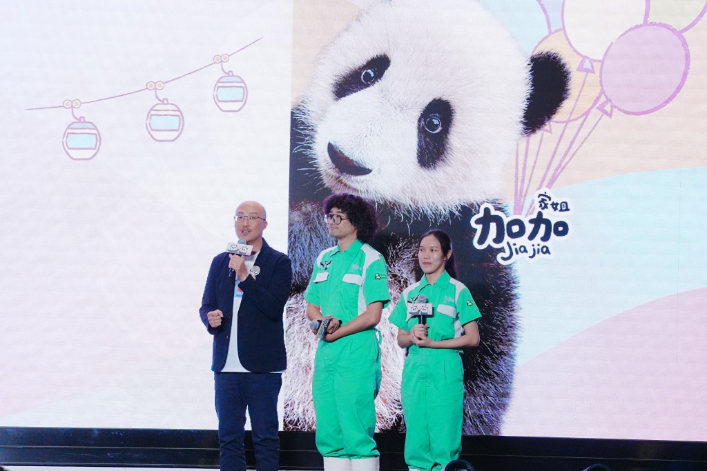 加加得得的「奶爸」「奶媽」上台分享。