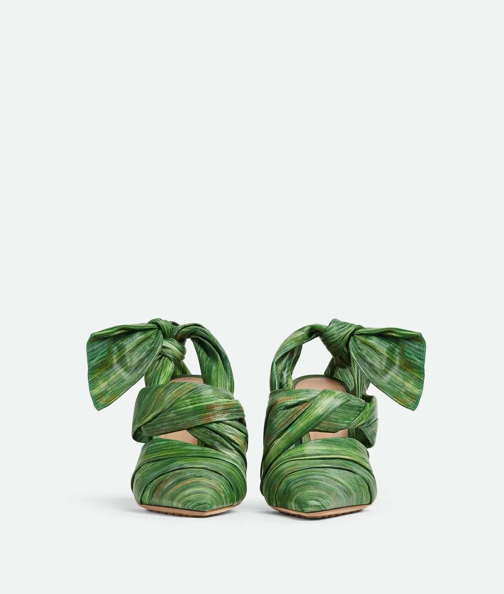 高海宁所穿的高踭鞋就是设计师以热带树叶作灵感，以热带树叶印花皮革制成的露跟高跟鞋。