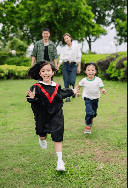 羅子溢與楊茜堯6歲女兒「小珍珠」幼稚園畢業。
