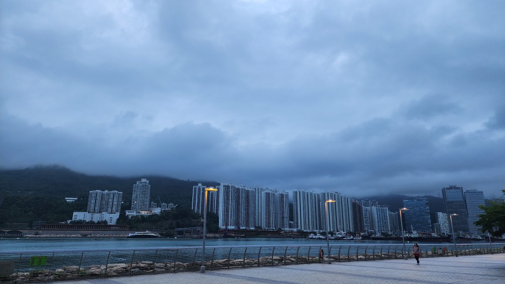 日間部分時間有陽光及炎熱。黎志偉攝 日間部分時間有陽光及炎熱。黎志偉攝