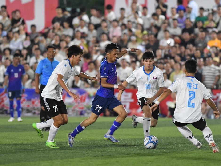 6月23日，贵州省榕江县足球队与青海省果洛州格萨尔王足球队对赛。新华社