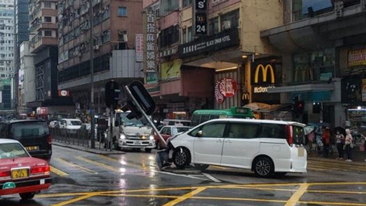 旺角七人車撞燈柱。fb馬路的事 (即時交通資訊台)Bosco Chu圖片