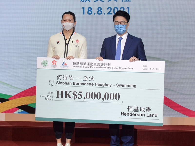 游泳銀牌得主何詩蓓（左）