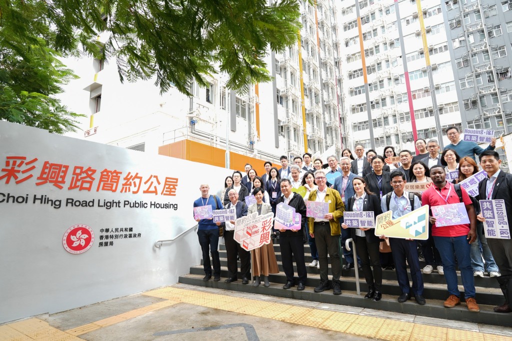 參觀完簡約公屋彩興路項目後大合照。何永賢fb圖片 參觀完簡約公屋彩興路項目後大合照。何永賢fb圖片