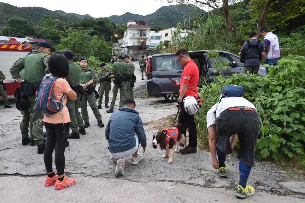 香港守望者服務團創辦人Anson(右二)下午連同搜索犬一行多人到場。（尹敬堂攝）