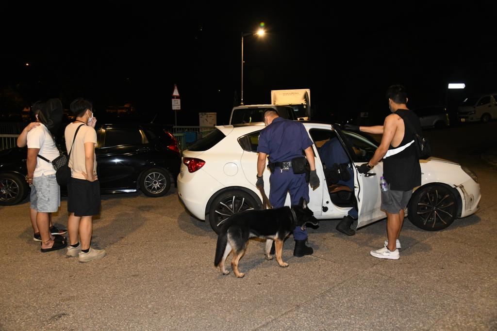警方拘捕涉案男子，緝毒犬到場搜車。李家傑攝