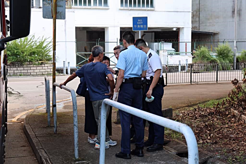 死者家屬到場死屍後悲傷不已。