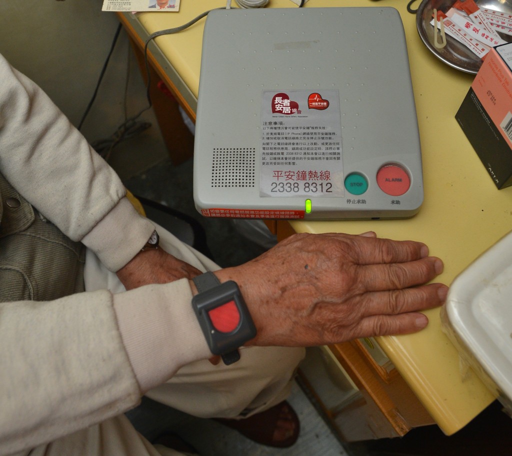 協會鼓勵長者多透過平安鐘聯絡協會。資料圖片 協會鼓勵長者多透過平安鐘聯絡協會。資料圖片