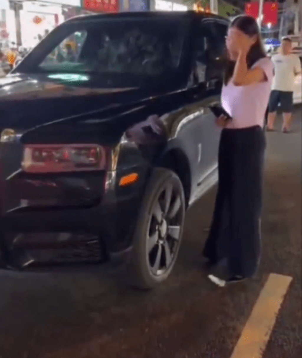 酒後倒車撞到一輛勞斯萊斯,女子哭哭啼啼胡言亂語。 酒後倒車撞到一輛勞斯萊斯,女子哭哭啼啼胡言亂語。
