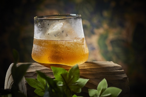 The Buzz from the Bees $138成分有蘋果白蘭地、帶甜味的苦艾酒、乾草利口酒、蜂蜜及CBD精油，有助緩解情緒和壓力。