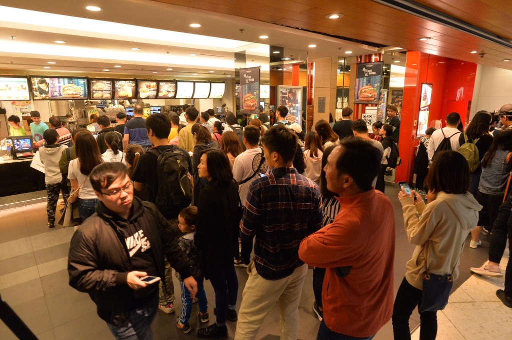 東涌站附近食肆人頭湧湧。