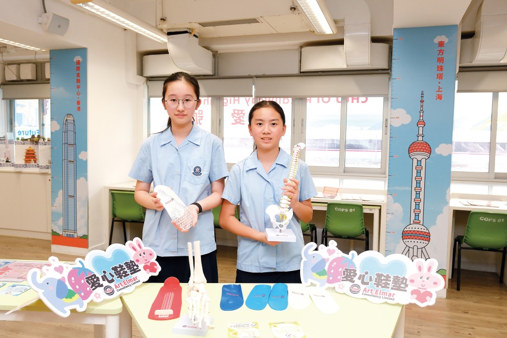 學校結合科技開展親子活動,例如在家長日製作3D打印鞋墊,作為送給父母的孝親禮物。既可讓學生認識足部護理知識,亦能讓學生學會感恩及關懷家人。 學校結合科技開展親子活動,例如在家長日製作3D打印鞋墊,作為送給父母的孝親禮物。既可讓學生認識足部護理知識,亦能讓學生學會感恩及關懷家人。
