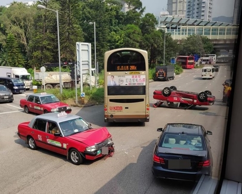 意外後兩輛的士橫亘路中。圖:網民Chan Wai Yan香港突發事故報料區