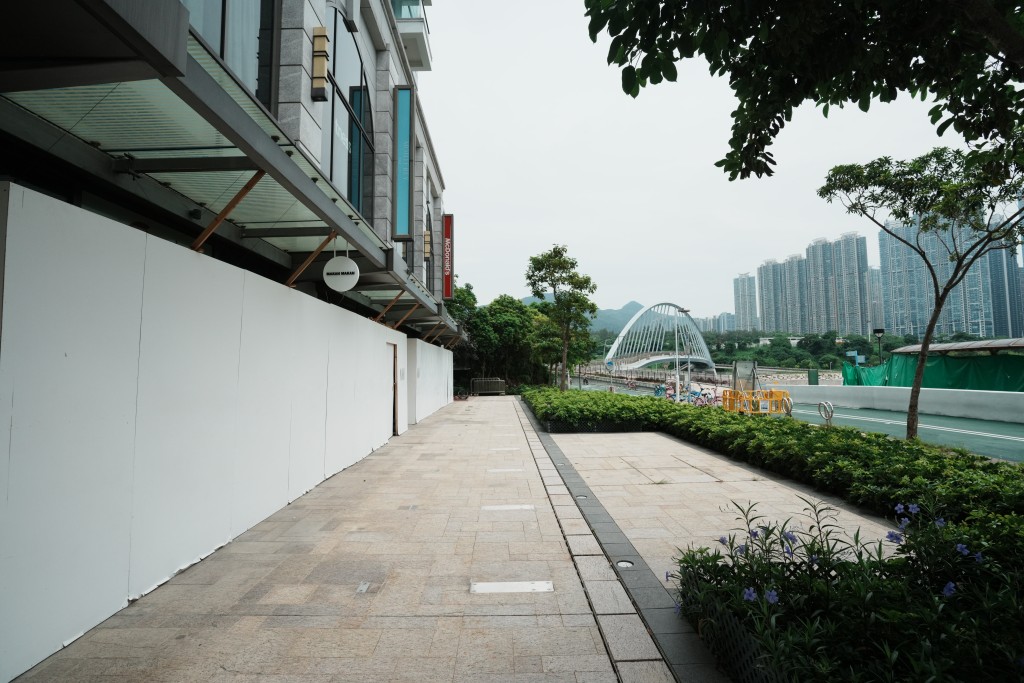 當局於臨海商店及食肆外圍加裝擋水圍板。汪旭峰攝