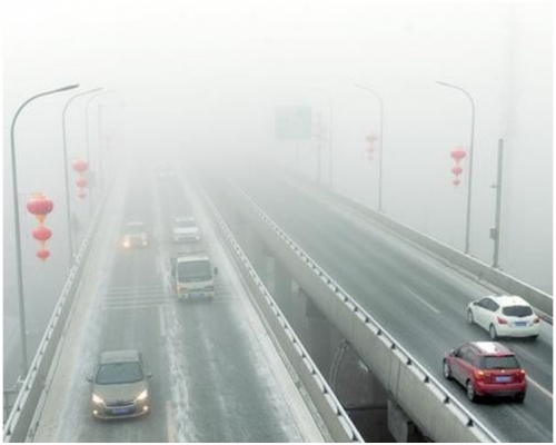 新疆月前亦大霧彌漫車輛都行駛緩慢。