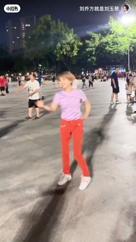 劉玉翠也曾在社交網貼跳廣場舞的片段，手舞足蹈，跳到勁high。