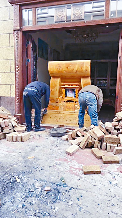 娘家人将棺材放在婆家客厅门口。