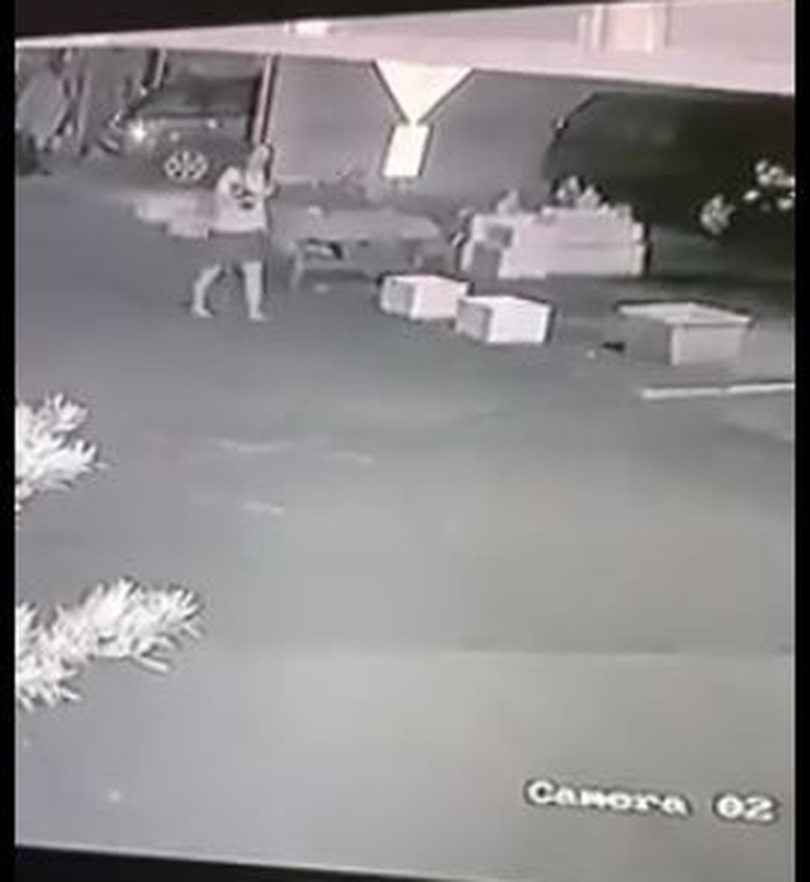 女子深夜抱著小狗走往膠桶。fb