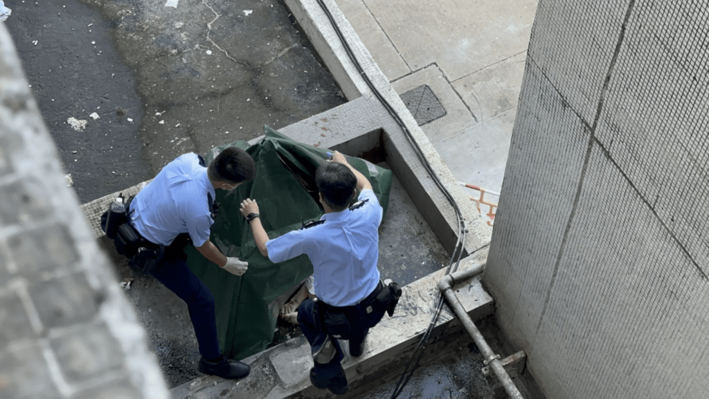 李鄭屋邨老翁飛墮平台，當埸不治。梁國峰攝