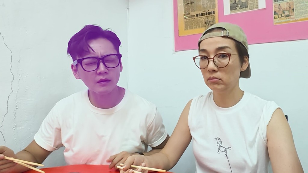 試食海瓜子後,張振朗與江美儀露出極度厭惡的表情。 試食海瓜子後,張振朗與江美儀露出極度厭惡的表情。