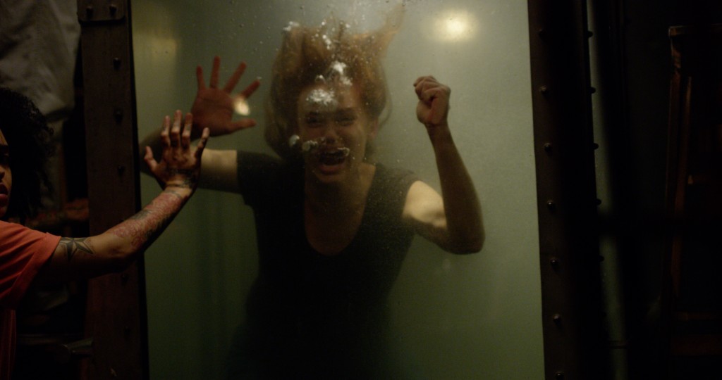 参加者挑战密封水箱机关除时窒息。