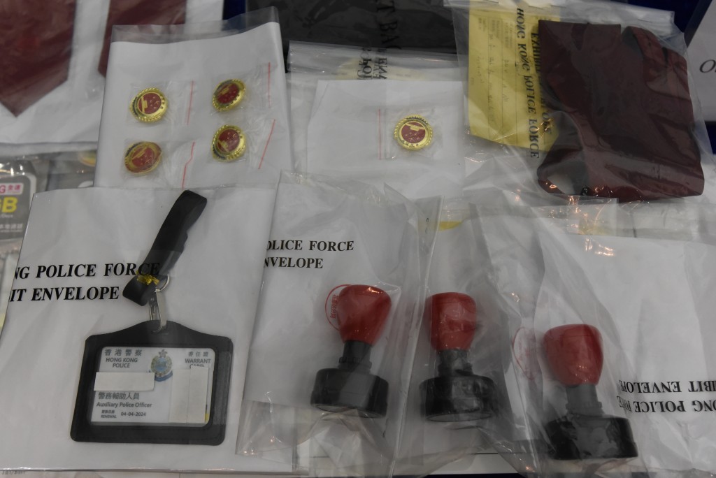 警方檢獲一批偽造物件，如印有香港警察委任證，及內地公安及香港金管局樣式蓋印。