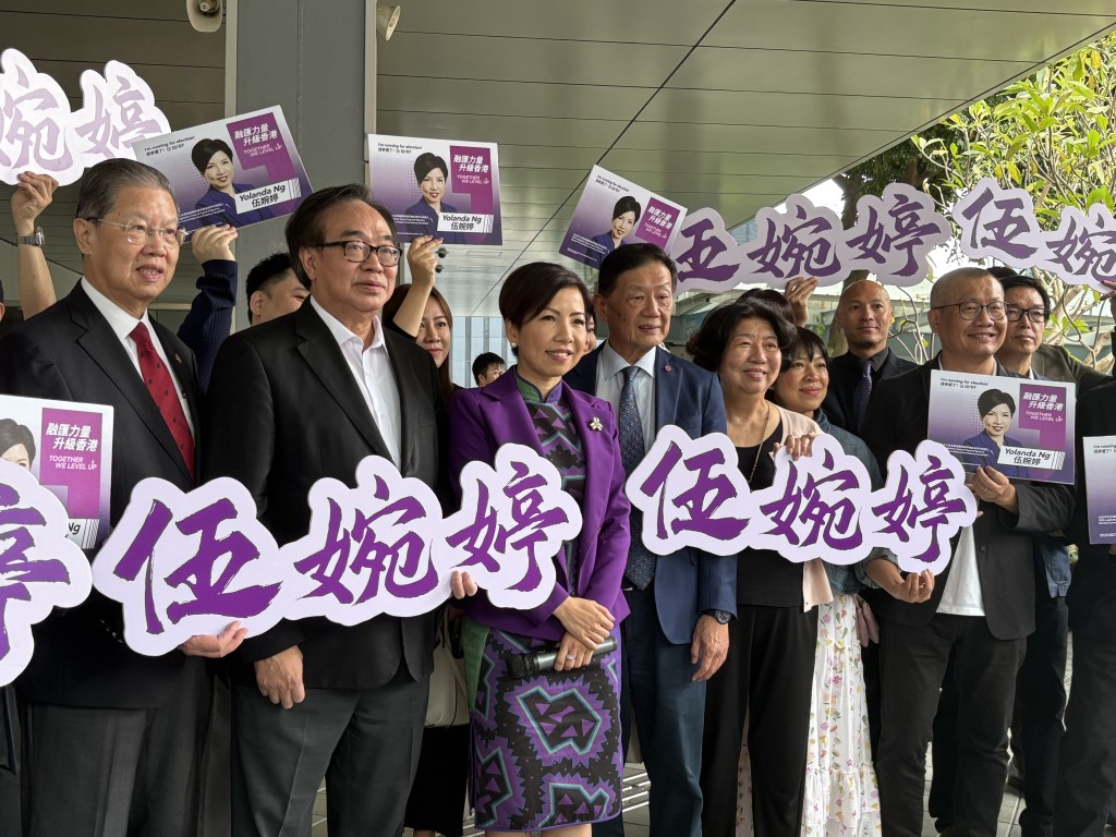 (左三)伍婉婷對自己的選情有信心。 (左三)伍婉婷對自己的選情有信心。