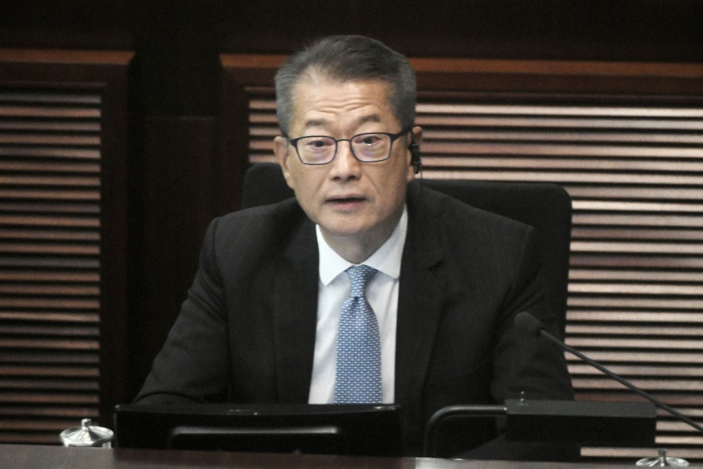 受市民消費模式改變影響,陳茂波指私人消費按年跌1.1%。 受市民消費模式改變影響,陳茂波指私人消費按年跌1.1%。
