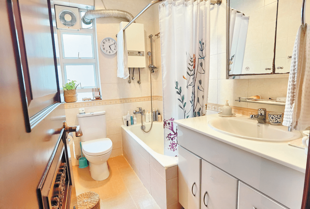 浴室配备浴缸，有小窗户增加空气流通。