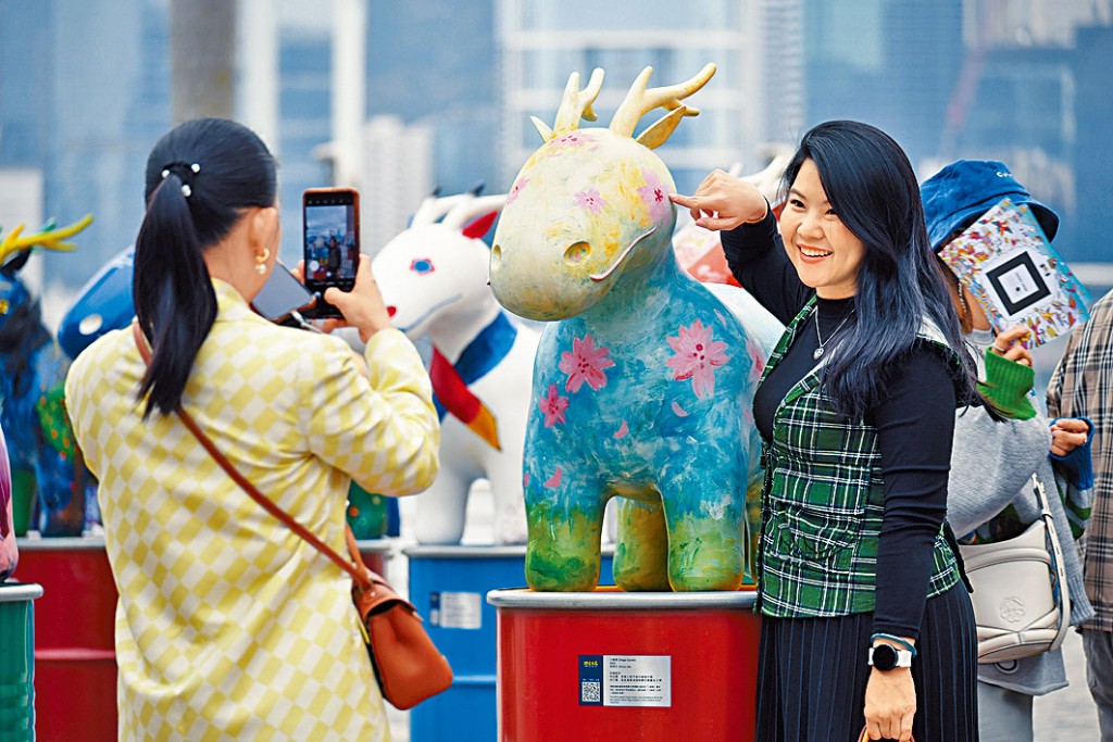 自從香港放寬防疫措施後,市面多了旅客蹤影。