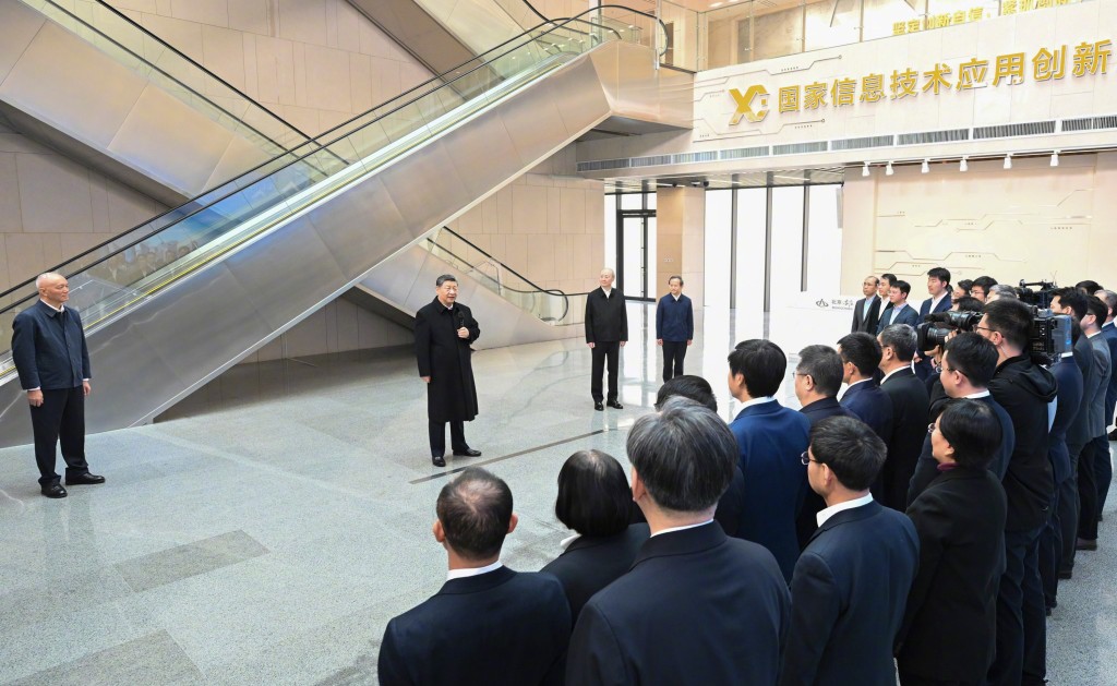 習近平在北京考察科技創新工作。《人民日報》