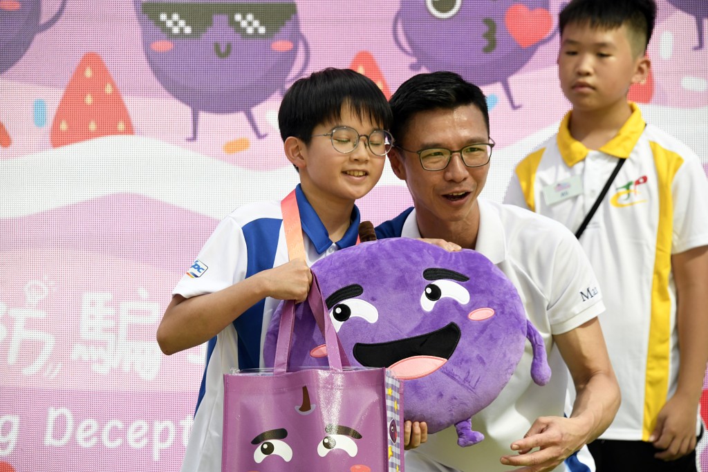 參加小朋友喜獲禮物。 參加小朋友喜獲禮物。
