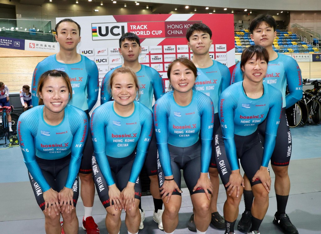 香港男、女子「短组」代表合照,包括历史性首次在亚锦赛夺铜的「男子团体争先赛」功臣杜绰熙(后排左一)、翁浚皓(左二)及莫沚骏(右一)。徐嘉华摄 香港男、女子「短组」代表合照,包括历史性首次在亚锦赛夺铜的「男子团体争先赛」功臣杜绰熙(后排左一)、翁浚皓(左二)及莫沚骏(右一)。徐嘉华摄