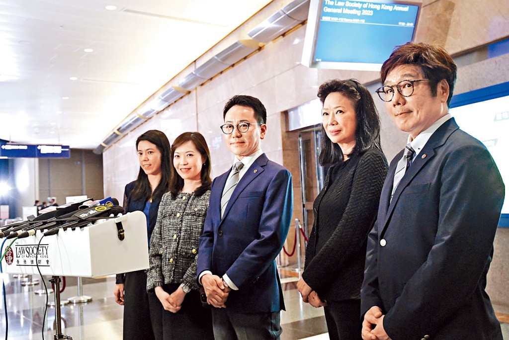 5名理事在律師會周年大會上見記者。左一為已故原全國政協常委徐四民的外孫女鄭程。