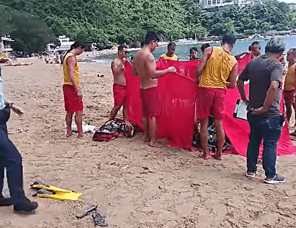 救生員將男童救起。港九拯溺員工會提供