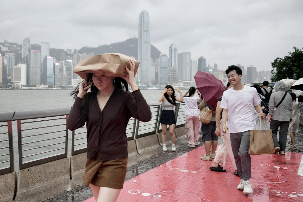 颱風麥德姆於本港西南面300公里外掠過。