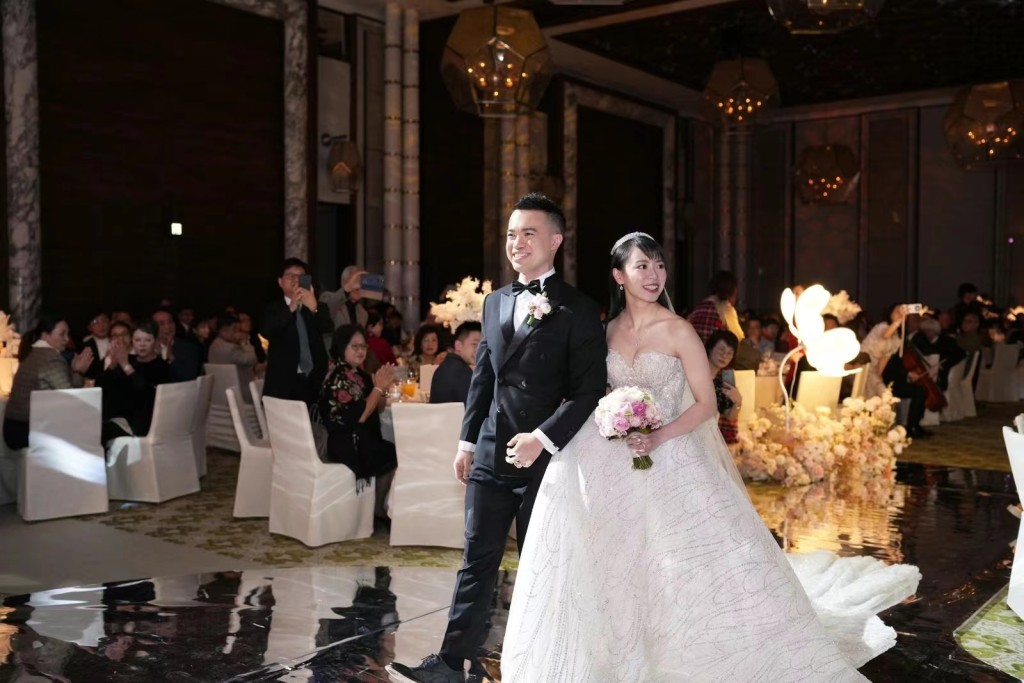 新娘子蒋嘉琦穿上高贵的婚纱，接受众亲友祝福。