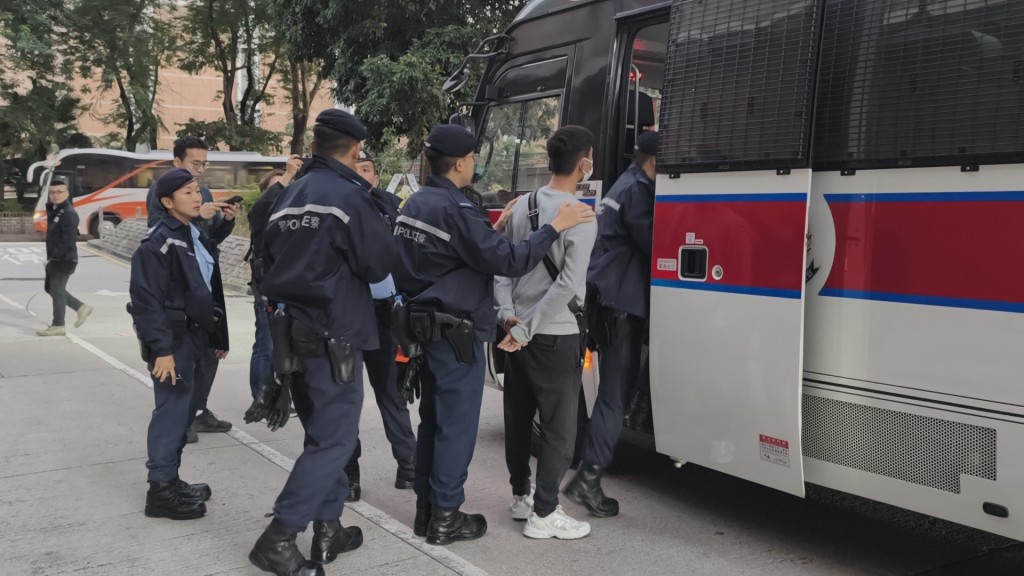 警方發現3名男子為通緝人士，遂將他們拘捕。