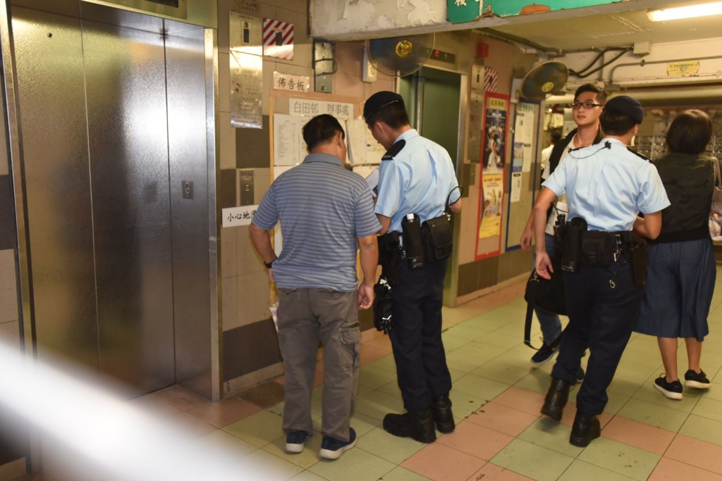 警方向大廈住客進行問卷調查。尹敬堂攝